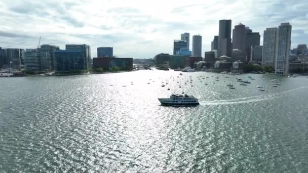 보스턴 보스턴 이수상 항에서 명소로 순항선을 옵니다 공중에서 — 비디오