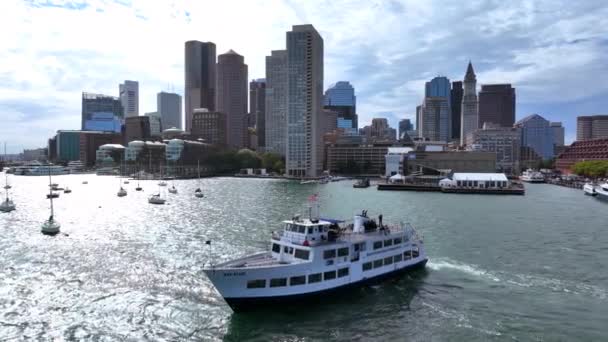 보스턴 아일랜드 방문객들은 인기있는 관광지로 갔습니다 공중에 보스턴 스카이라인 — 비디오