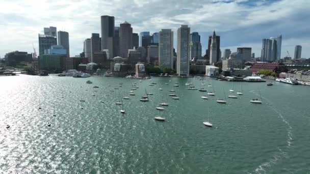 波士顿天际线和马萨诸塞州的波士顿港的空中 在阳光灿烂的日子划船 确定射击 — 图库视频影像