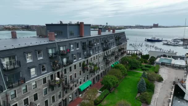 独占的高档公寓公寓住在海滨 美国的城市生活靠码头 寄宿生活 空中景观 — 图库视频影像