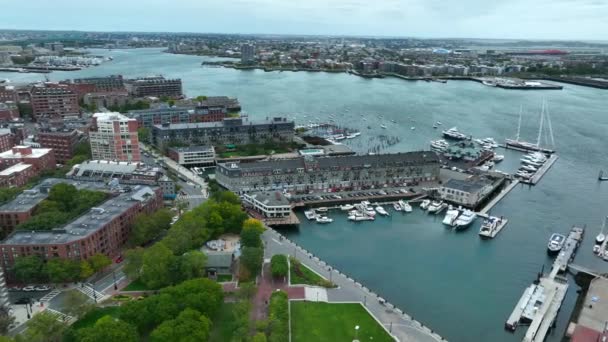 Boston Harbor Och Båtar Mulen Dag Kaj Och Kaj Flygfoto — Stockvideo