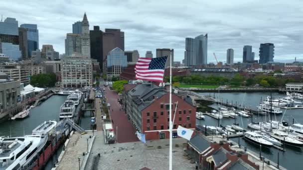 波士顿港口和长湾码头的空中射击 海关大楼和城市的摩天大楼相距甚远 — 图库视频影像