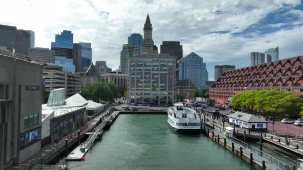 Boston Harbor Cruises Hamnen Aerial Avslöjar Skyline Och Custom House — Stockvideo