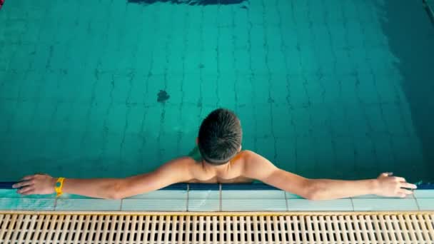 Мальчик Подросток Расслабляется Берегу Бассейна После Тяжелой Плавательной Тренировки — стоковое видео