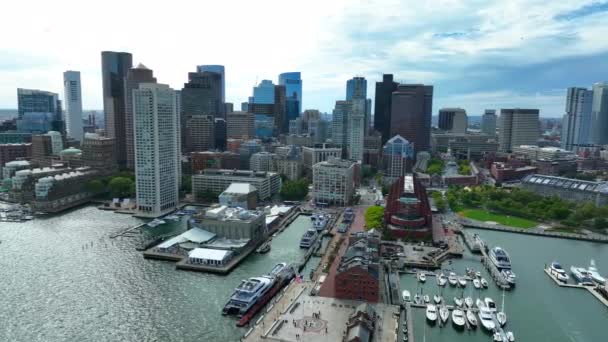 波士顿的天际线麻萨诸塞州波士顿港和金融区摩天大楼的全景 空中景观 — 图库视频影像