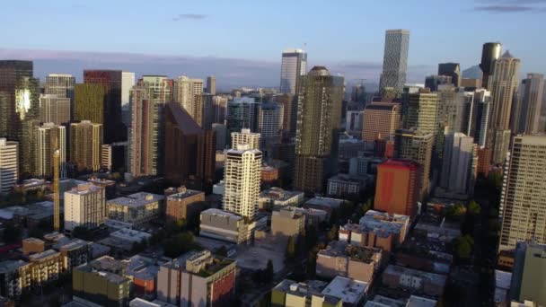 ダウンタウンとシアトルの中央ウォーターフロントの空中ビュー 米国のWaで晴れた朝 ドローンショット — ストック動画