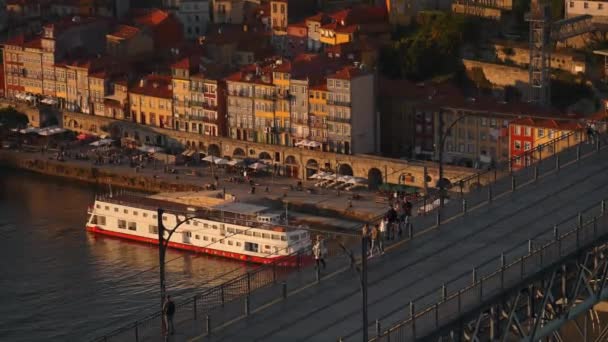 日落时分 人们走过葡萄牙港的桥 — 图库视频影像