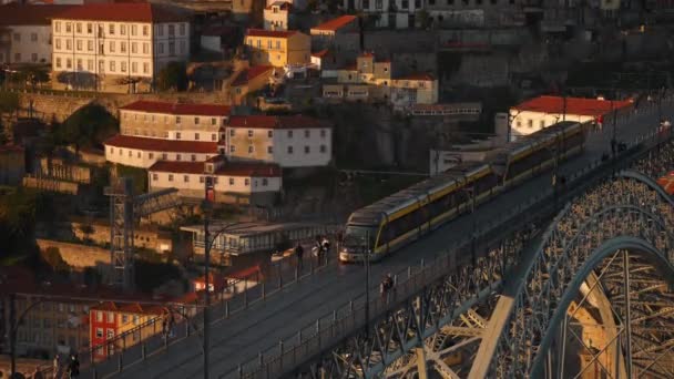 ポルトガルのラスI橋日没時に人々が歩いて渡る — ストック動画