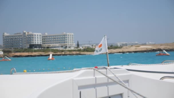 Een Cypriotische Vlag Een Boot Waait Zachtjes Wind Met Prachtige — Stockvideo
