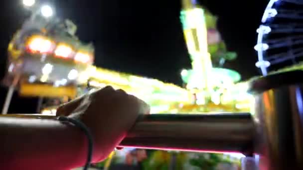 Point Vue Regardant Carnaval Dans Parc Attractions Illuminé Nuit — Video