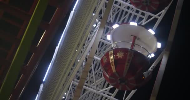 Vue Rapprochée Des Gousses Roue Ferris Tournant Contre Ciel Nocturne — Video