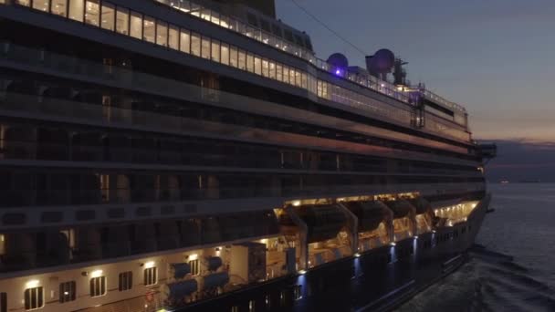 Luchtfoto Spirit Discovery Cruiseschip Bij Schemering Met Zonsondergang Reflecties — Stockvideo