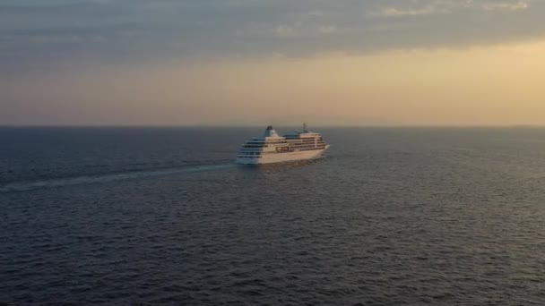 遠くから日没時に出発する銀の影のクルーズ船 — ストック動画