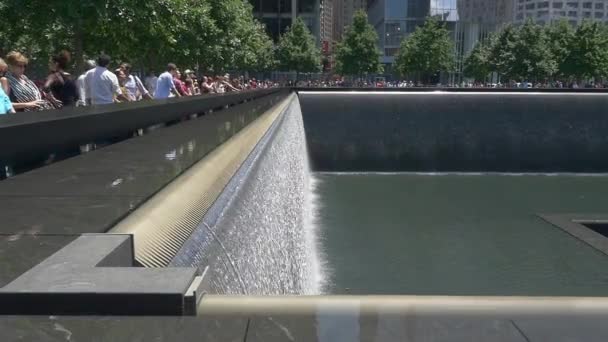 New York Twin Towers Memorial Água Fonte Sobre Parede Tenente — Vídeo de Stock