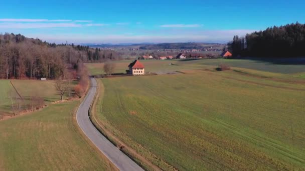 무인기 집들을 가로질러 스위스 근처에 베르크의 마을을 가로질러 날아왔다 — 비디오