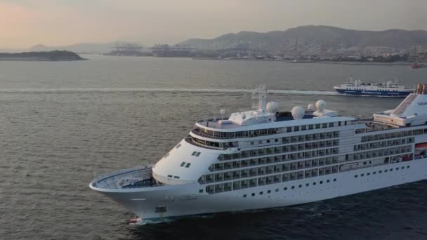 Luchtfoto Silver Shadow Cruiseschip Vertrekt Vanaf Athene Bij Zonsondergang — Stockvideo
