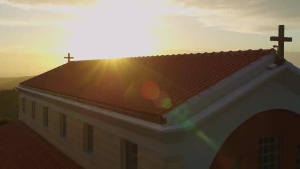 Воздушная Православная Церковь Рассвете Солнце Вспыхивает Между Колоколами — стоковое видео
