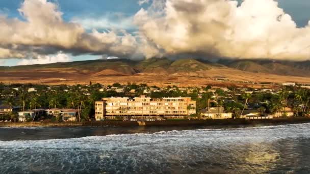 ラハイナ マウイ島のオーシャンフロントホテル 海岸線に沿って海の波がクラッシュしてフロントストリートを旋回する素晴らしい空中の景色 — ストック動画