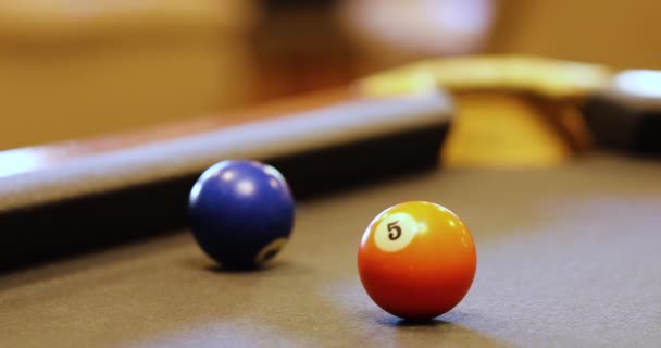 把球和球滚到台球桌上的口袋里 选择性焦点射击 — 图库视频影像