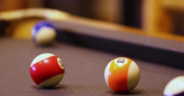Rolling Colored Balls Tentando Marcar Bilhar Game Sports Foco Seletivo — Vídeo de Stock