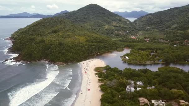 Wide Strand Találkozik Egy Folyóval Brazil Tengerparton Atlanti Esőerdővel Ubatuba — Stock videók