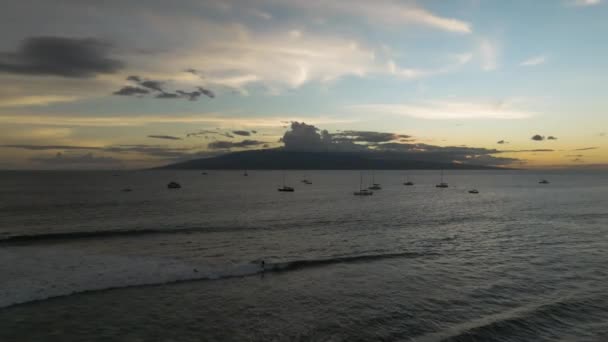 Puesta Sol Playa Lahaina Con Vista Isla Lanai Barcos Grúa — Vídeo de stock
