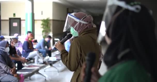 Grupo Personas Mayores Asiáticas Sentadas Fila Hospital Escuchando Enfermera Durante — Vídeo de stock