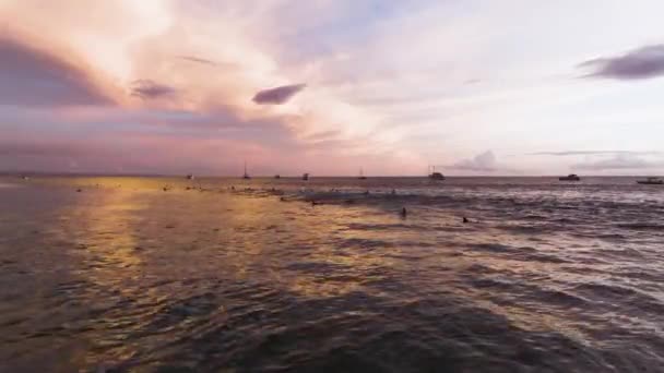 マウイ島のサーフィンシーン ハワイ アメリカ ラハイナ港に波をキャッチサーファー — ストック動画