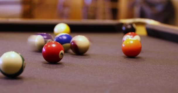 Spela Ett Spel Pool Med Bollar Rullande Över Biljardbord Närbild — Stockvideo