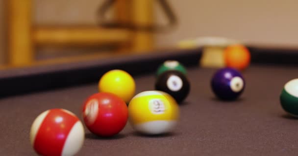 Barevné Kuličky Snooker Pohybující Stole Zblízka — Stock video