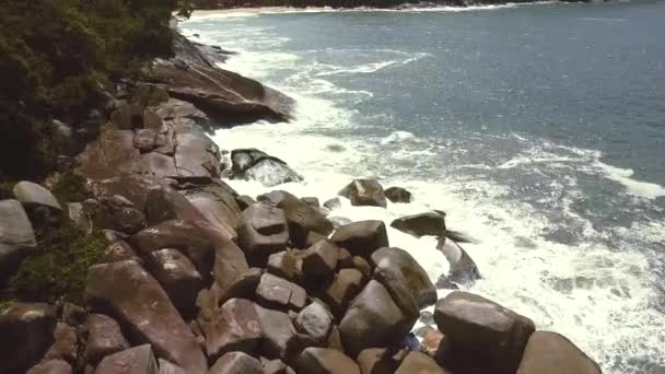Хвилі Падають Скелях Морі — стокове відео