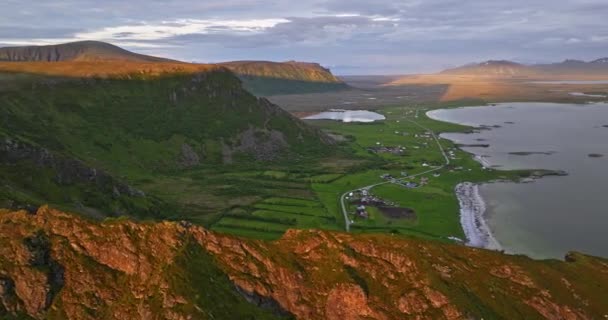 Stave Norway V14 Flyover Rock Mountain Ridge Capturing Small Village — Αρχείο Βίντεο