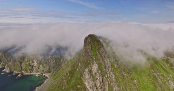 Stave Norway Aerial V17 Avión Tripulado Cinematográfico Vuela Hacia Mirador — Vídeos de Stock