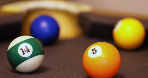 多色のビリヤードボールの選択的なフォーカスは プールテーブルの表面にロール — ストック動画