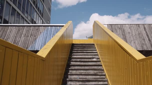 Ανεβαίνοντας Τις Σκάλες Στη Γέφυρα Luchtsingel Στο Κέντρο Του Ρότερνταμ — Αρχείο Βίντεο
