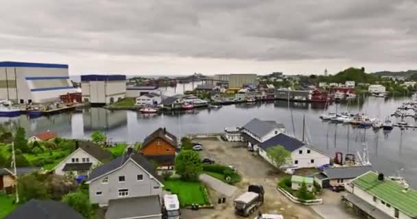 街の中心部に近い港の小さな島に位置する赤いランブアを撮影したSvolvr Norway V1シネマティック低レベルドローンフライオーバーウォーターフロント地区 マヴィックで撮影3 Cine 2022年6月 — ストック動画
