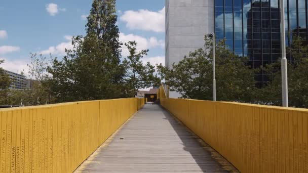Slowmotion Dolly Shot Vibrant Yellow Luchtsingel Bridge Downtown Rotterdam — Stock Video