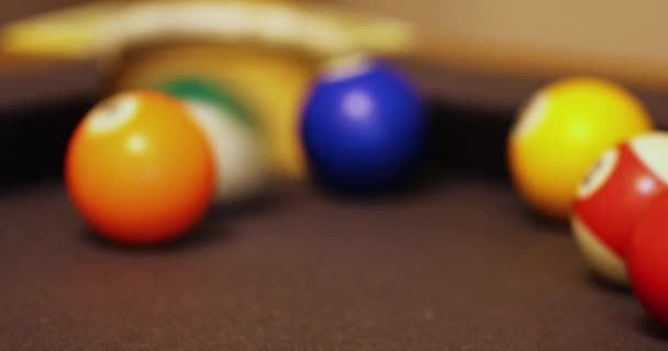 Farbig Gestreifte Kugel Von Einem Spieler Auf Ecke Pocket Auf — Stockvideo