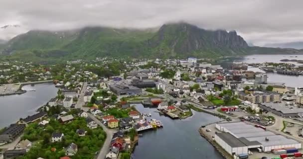 Svolvr Norway 영화로 중심을 비행하며 전통적으로 버너와 안개낀 지형으로 항구를 — 비디오