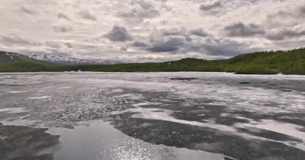 Takvatnet Norja Matalan Tason Drone Flyover Lähellä Sulatetun Jääjärven Kesällä — kuvapankkivideo