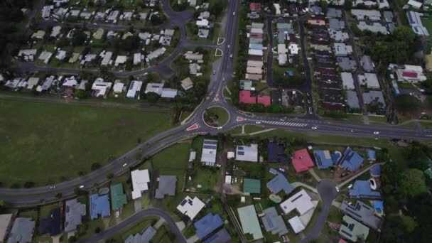 Autók Hajtás Utcán Hogy Körforgalom Külvárosban Cairns Qld Ausztrália Antenna — Stock videók