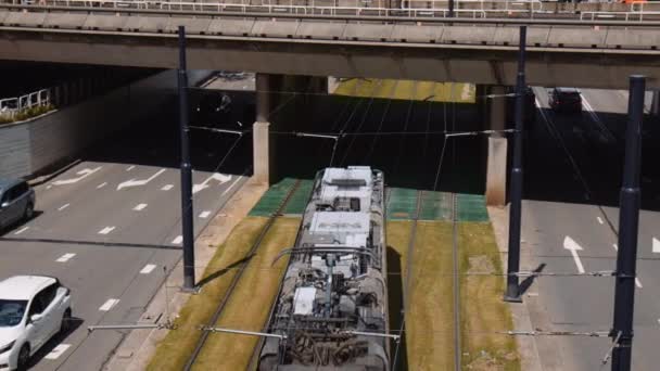 鹿特丹 一辆有车在地下道下行驶的电车慢镜头 — 图库视频影像