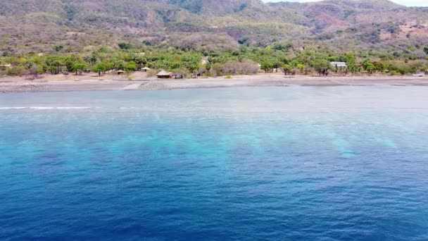 산호초 떨어져 아시아 티모르 있는아 타우로 해안선을 날아간다 — 비디오
