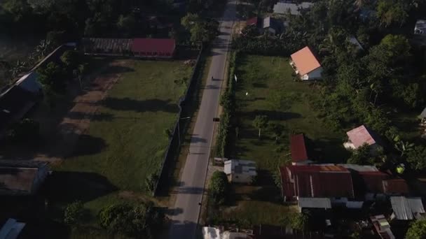 Vista Aerea Della Strada Asfaltata Con Villaggio Tropicale Sull Isola — Video Stock