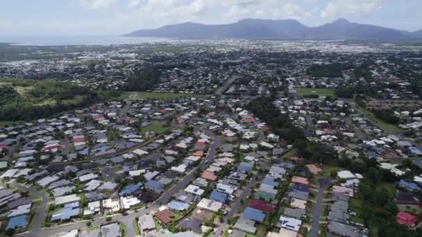 Luftaufnahme Von Häusern Nachbarschaften Cairns Queensland Küsten Und Berglandschaft Hintergrund — Stockvideo