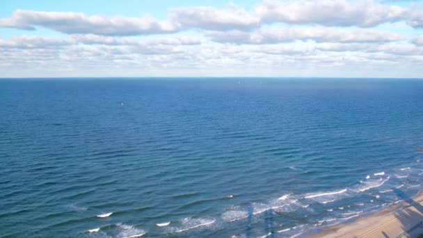 在Wladyslawowo的空中多利返回海滩海岸线的波罗的海海景 — 图库视频影像