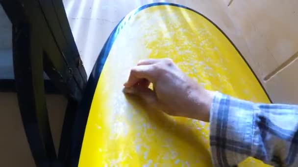 Pov Une Personne Appliquant Cire Sur Une Planche Surf Jaune — Video
