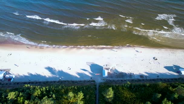 Aerial Birds Eye View Bright Sunny Krynica Morska Beach Coastline — Vídeos de Stock