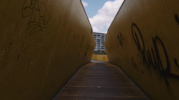 ロッテルダムのダウンタウンにあるLuctsingel黄色の橋の傾斜でゆっくりと動きます — ストック動画