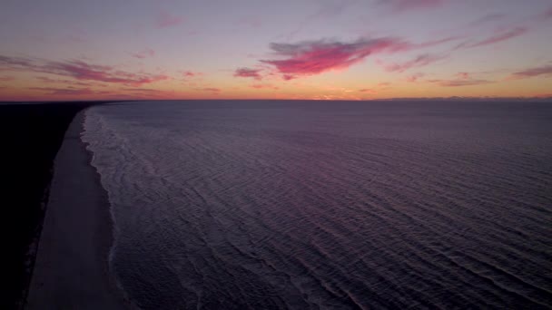 Прекрасний Захід Сонця Над Океаном Фіолетовий Рожевий Жовтий Кольори — стокове відео